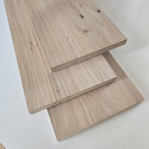 Verleimte Eichen-Massivholzplatten aus Charakterholz mit Ästen und alten Wurmlöchern