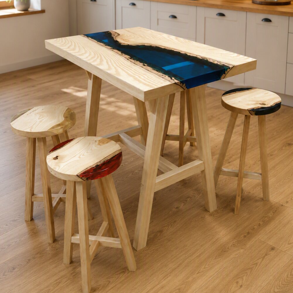 Esstisch mit Epoxidharz und passenden Hockern