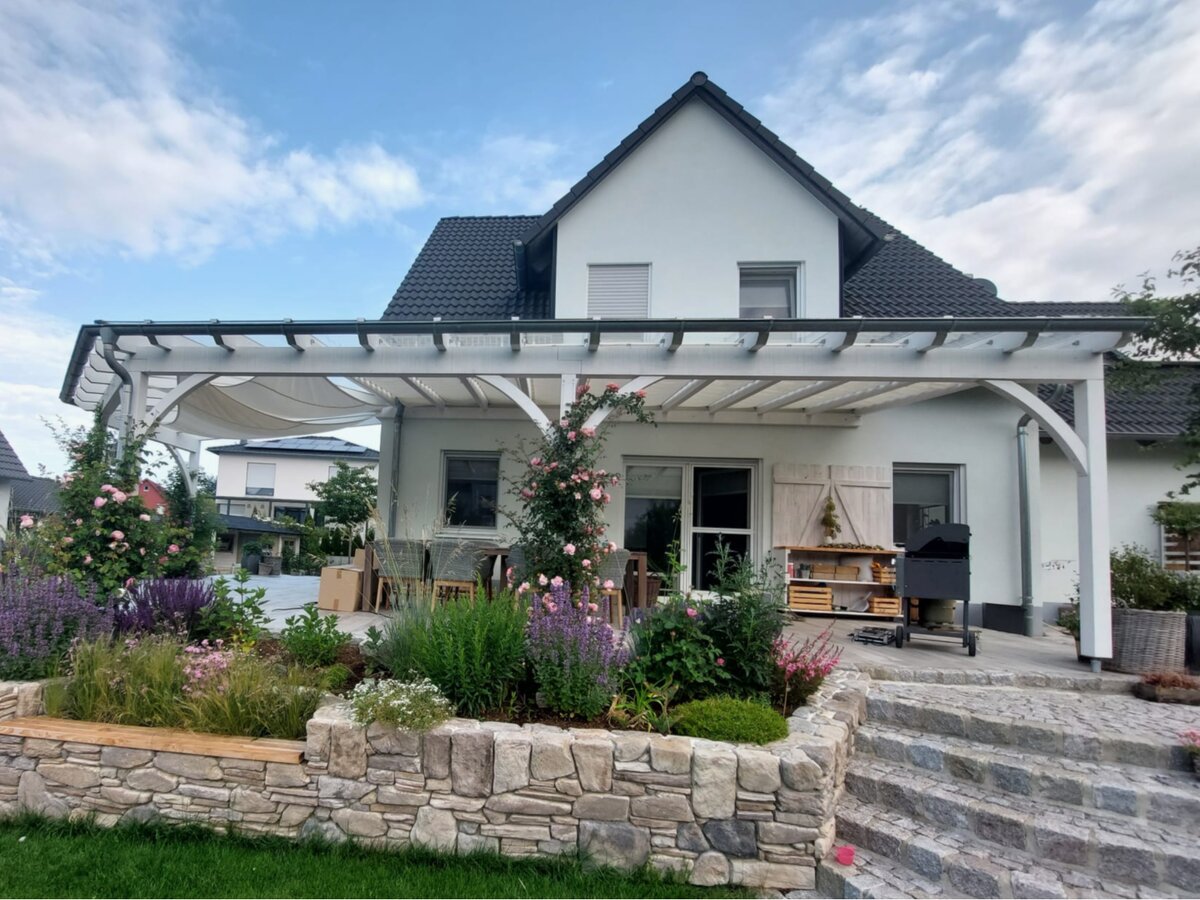 Terrassenüberdachung mit Glasdach aus Holz von Finsterer Holzbau