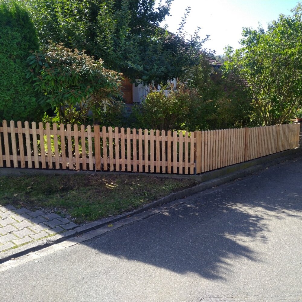 Gartenzaun aus Lärche unbehandelt mit abgerundeten Latten