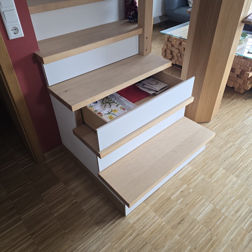 Treppe mit integrierten Schubladen