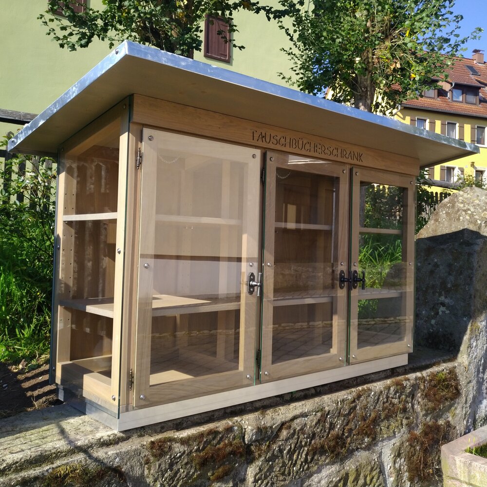 Bücherschrank mit Glastüren aus Eiche