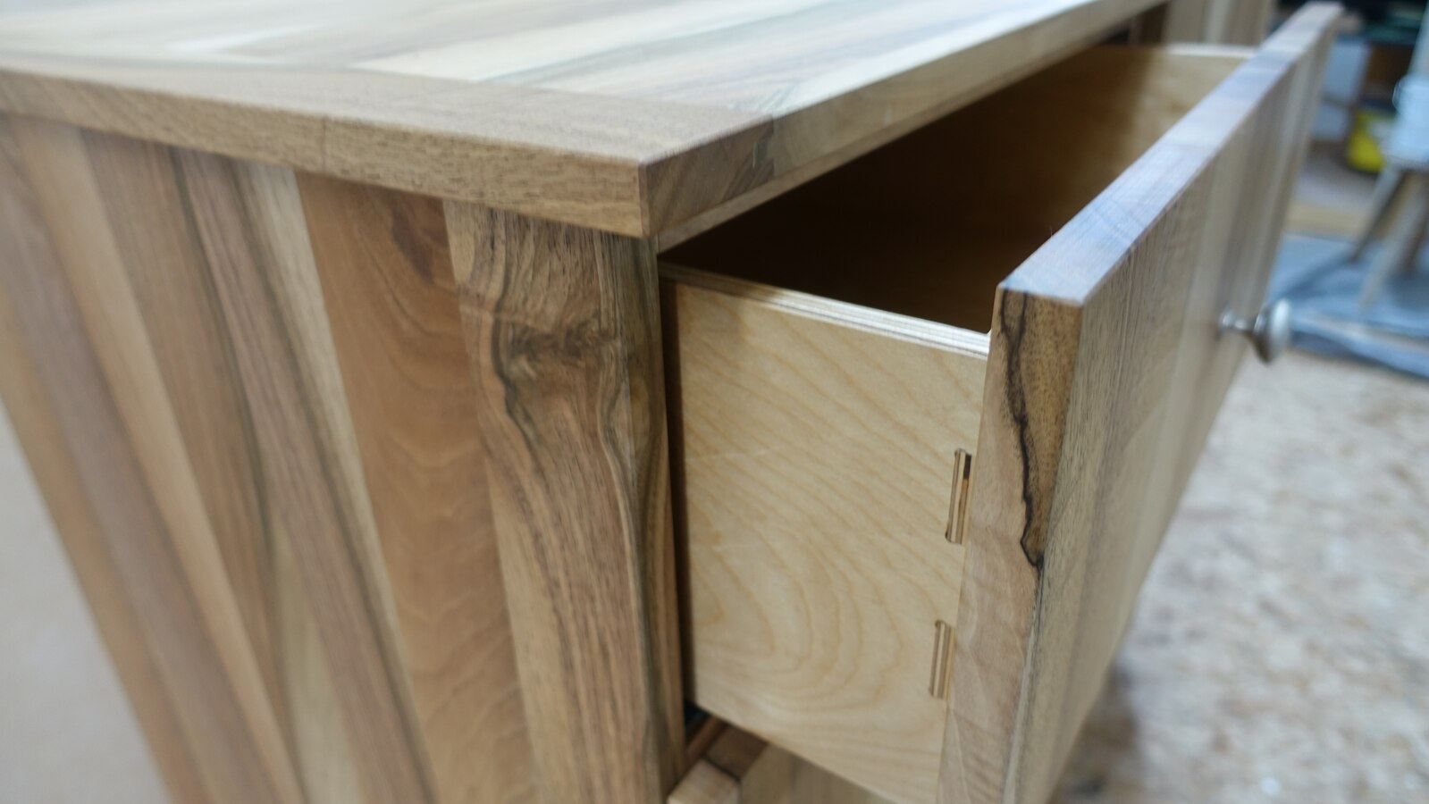 Fertiges Sideboard aus Nussbaum-Massivholz aus der Finsterer-Werkstatt mit geöffneter Schublade