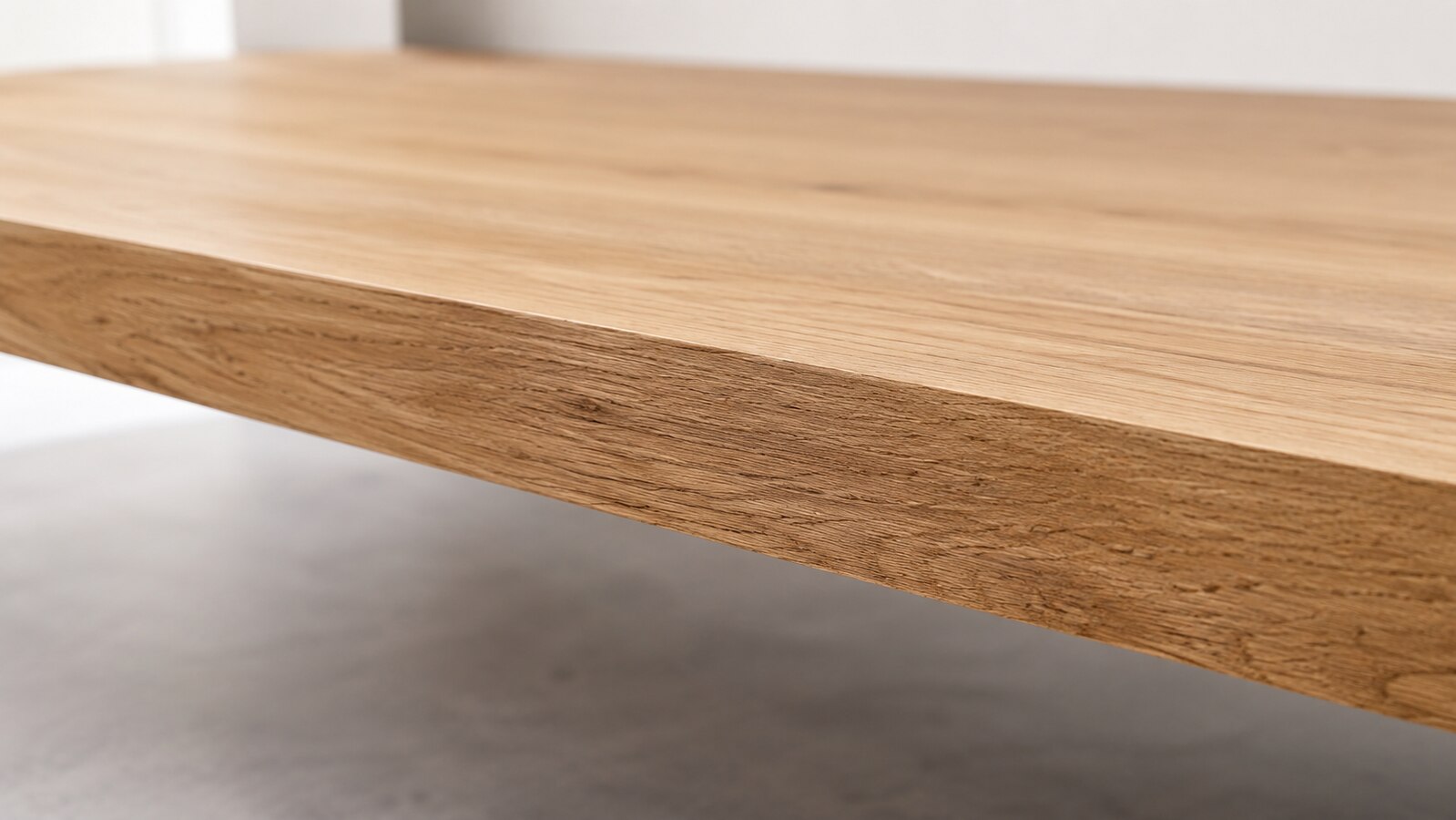 Nahaufnahme einer Massivholz-Tischplatte aus Eiche mit über die Kante laufender Maserung