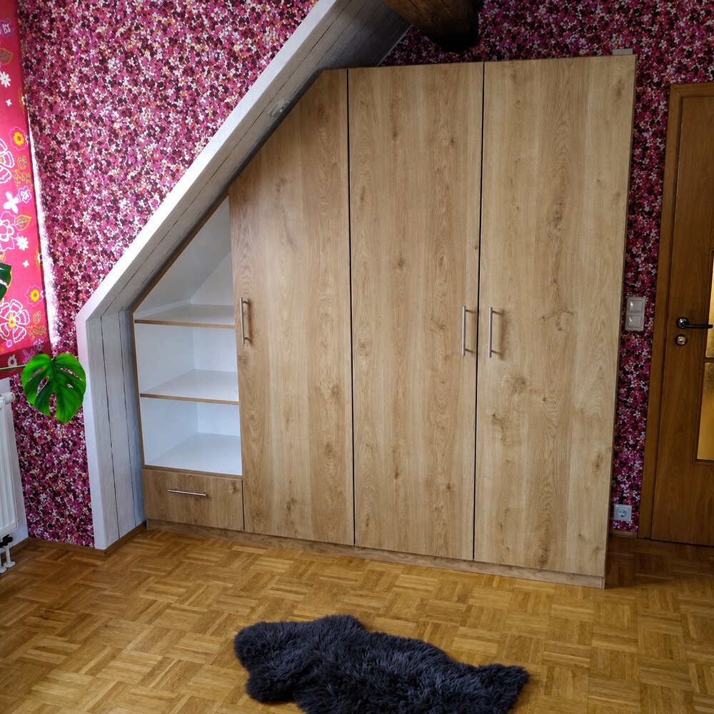 Kleiderschrank unter der Dachschräge nach Maß