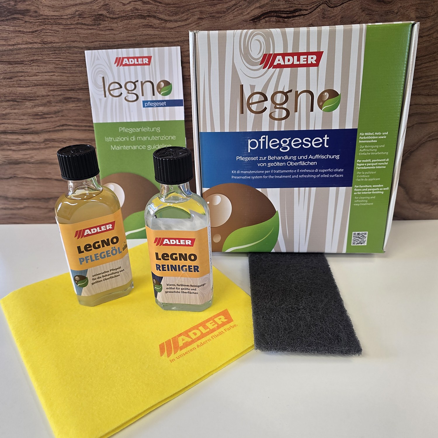 Adler Legno-Pflegeset ausgepackt: Pflegeöl, Reiniger, Tuch, Schleifvlies und Anleitung